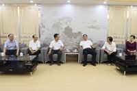 玉林市人大常委会主任李伟章走访慰问我校教师
