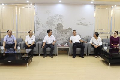 玉林市人大常委会主任李伟章走访慰问我校教师