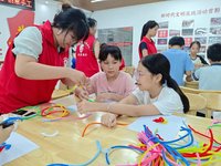 让行走中的每一名党员都成为“一面流动的党旗” ——河池学院教师教育学院党委组织学生党员开展暑期志愿服务活动侧记