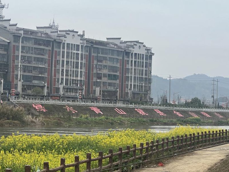 图为红圩小镇河畔新貌