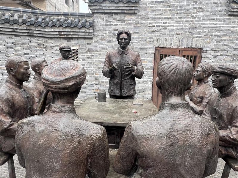 图为红色圩场历史场景雕塑