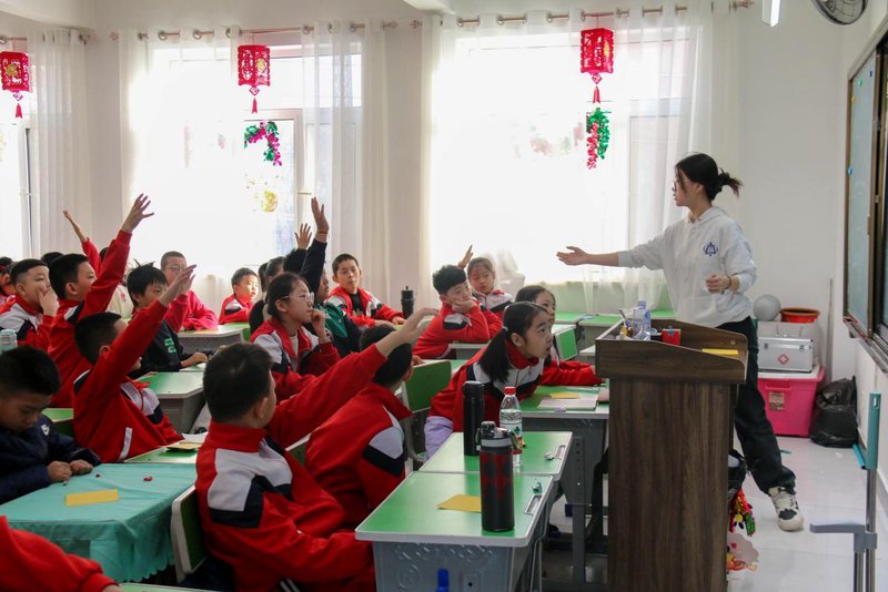 图 3 实践队成员讲解科技安全的核心概念