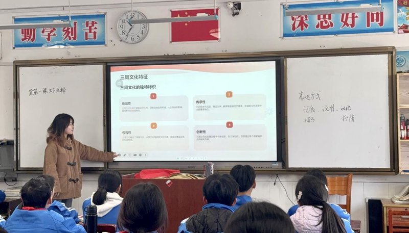 图二为实践团成员为同学们讲解三周文化特征