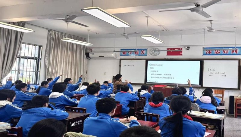 图三为实践团成员与学生们开展互动问答环节