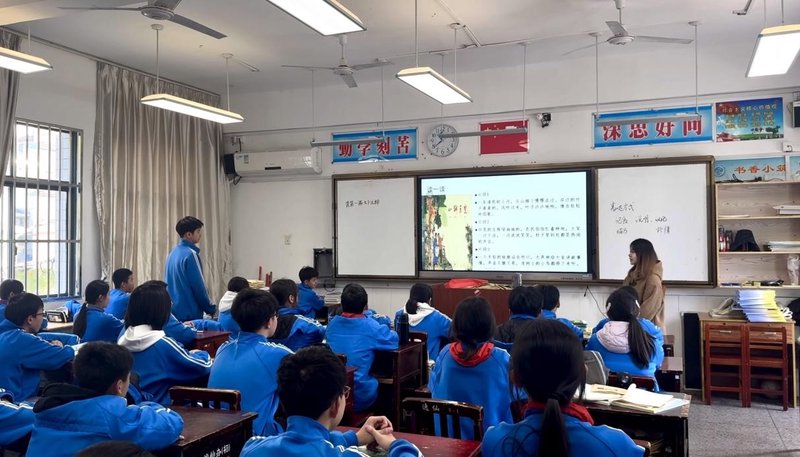 图四为实践团成员邀请学生朗读周立波先生作品