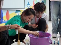 江苏海洋大学艺术设计学院"山海绘梦，艺润港城"团队赴海州区板浦镇城北开展非遗漆扇课堂暑期社会活动