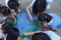 艺绘井盖传勤俭 劳美共育润乡野：荆楚理工学院三下乡团队深耕乡野，探索美育实践、劳动淬炼、勤俭宣讲一体化育人路径