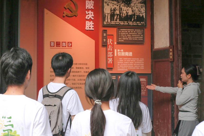 图1 实践队参观东陂红一方面总部旧址