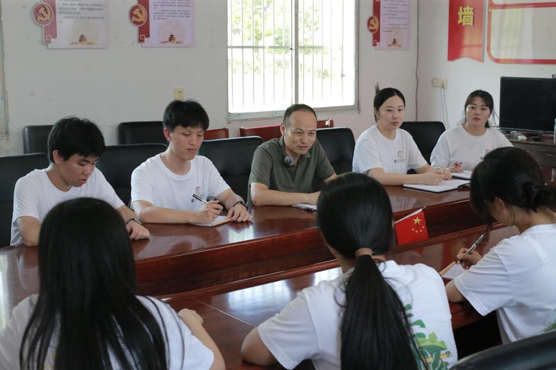 图2 周斌老师与实践队开展座谈会