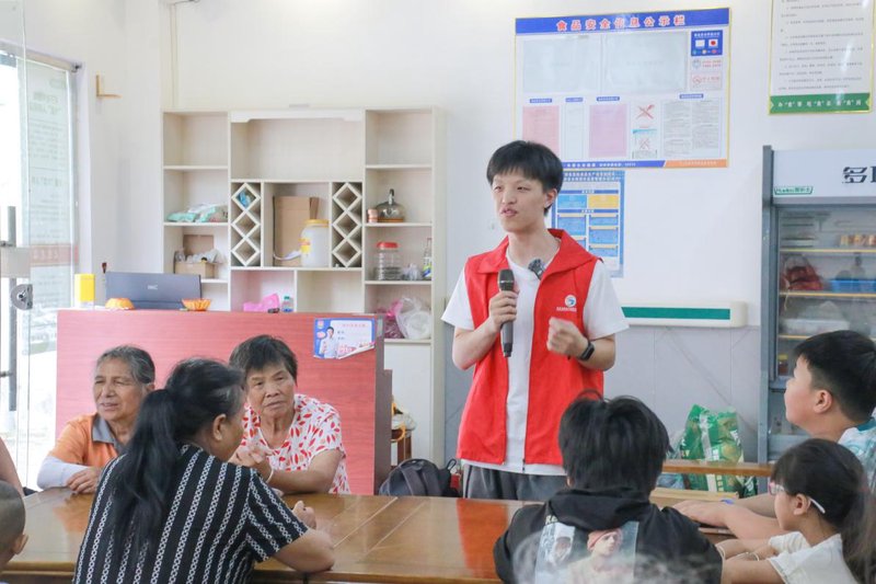 实践队队员周甘霖讲解防溺水