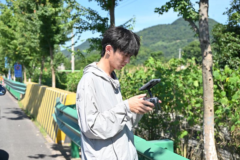张铭轩调无人机