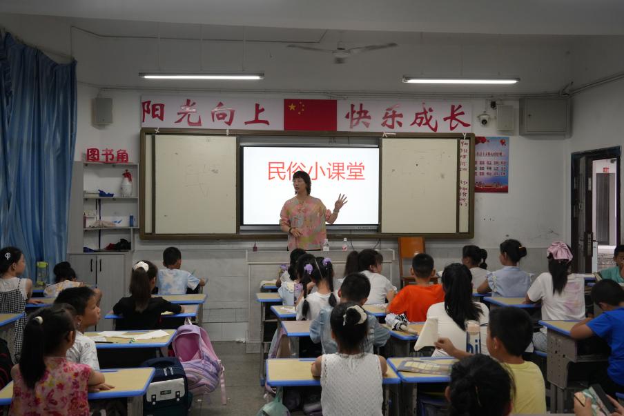 带队老师给小学生进行民俗宣讲