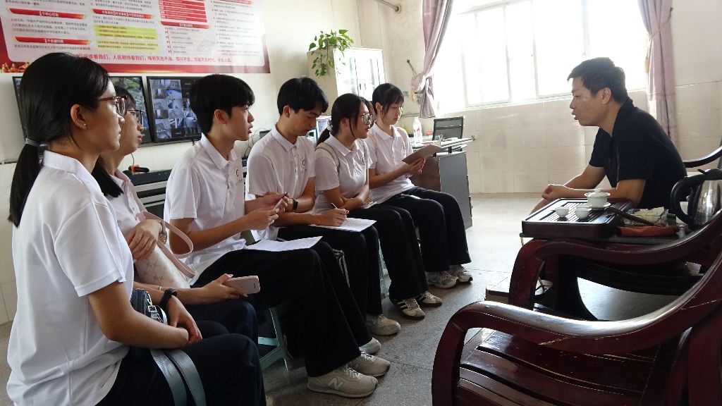 图为实践队员在采访美营小学校长吴少东 程睿滢 供图
