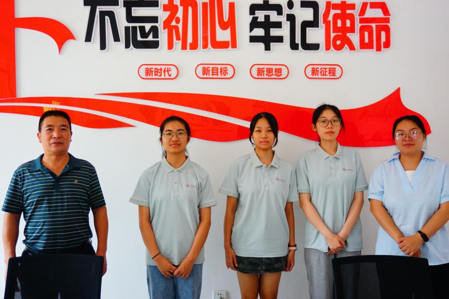 调研组访谈书记