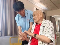 绘画伴童心，剪纸敬桑榆——新乡学院“暖阳行动”社会实践团开展关爱特殊群体志愿服务