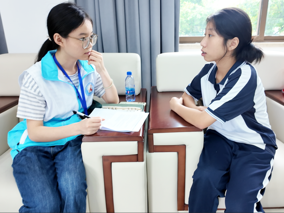实践团成员采访彭湃中学学生代表