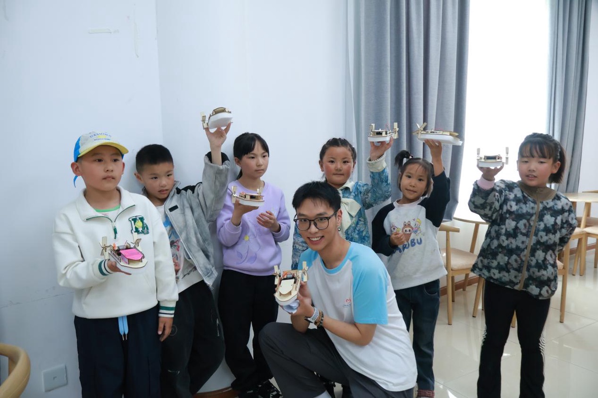 师生船模合影