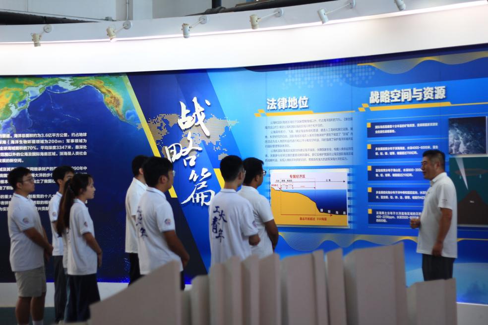 01-实践队在国家深海基地聆听讲解