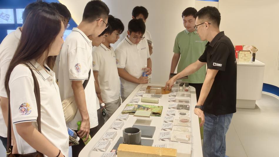 11-实践队参观青源峰达太赫兹展品