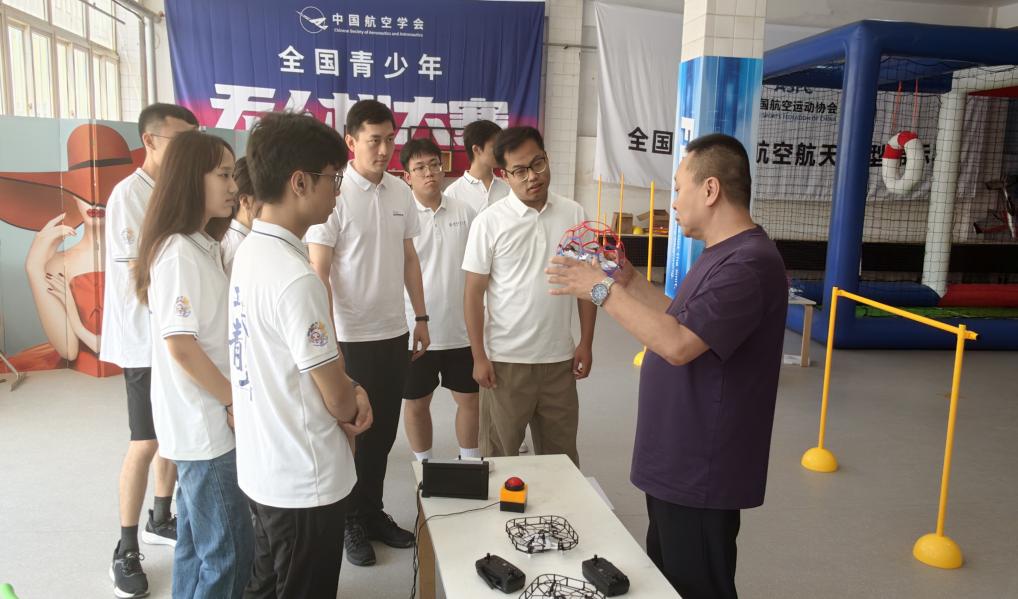 18-队员在讲解人员指导下了解无人机设备