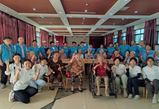 图1实践队员与尧山养老院护工老人合影
