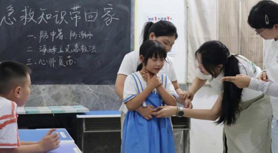 图2实践队员在为社区学生普及海姆立克急救法