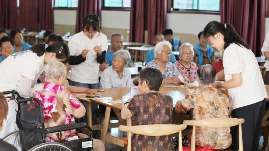 图3实践队员在给尧山养老院老人制作中草药香囊