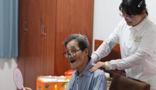 图4实践队员在给尧山养老院老人按摩