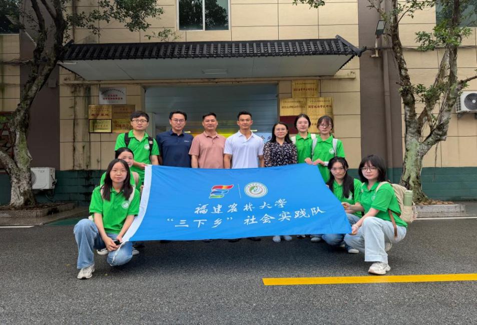 图为实践队在官坞海产开发有限公司前合影