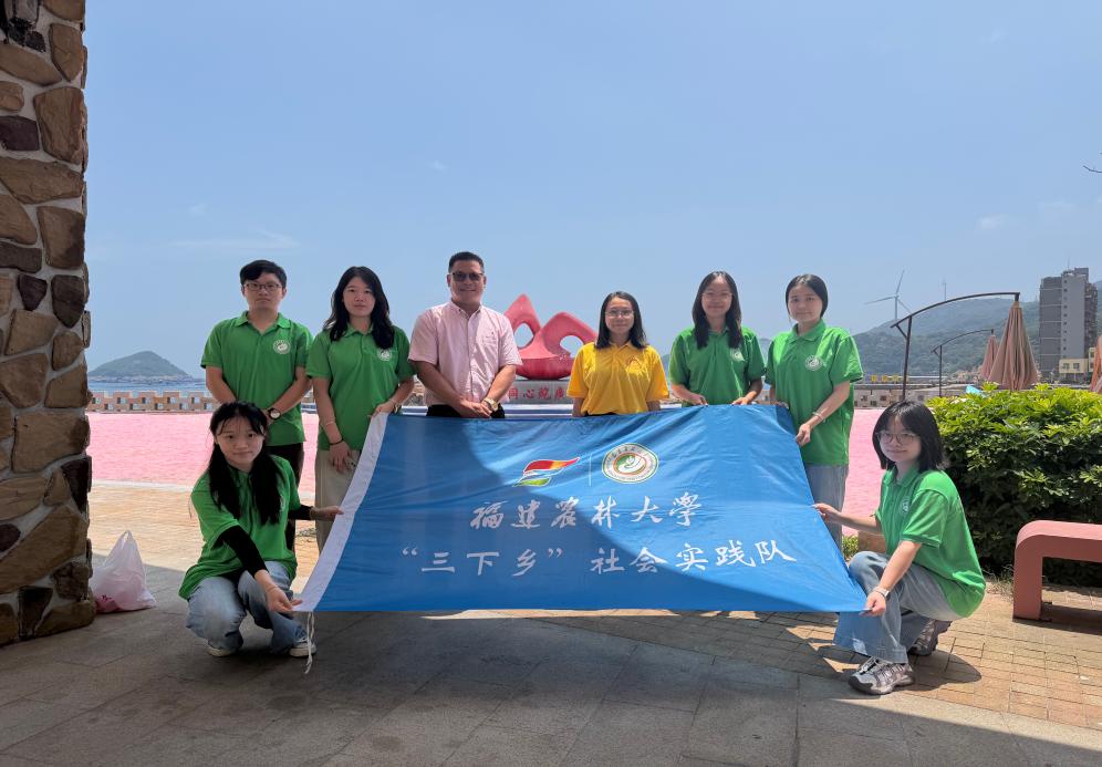 图为实践队与同心村书记林连忠合影