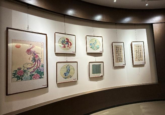 房间里的墙上挂着一幅画 中度可信度描述已自动生成
