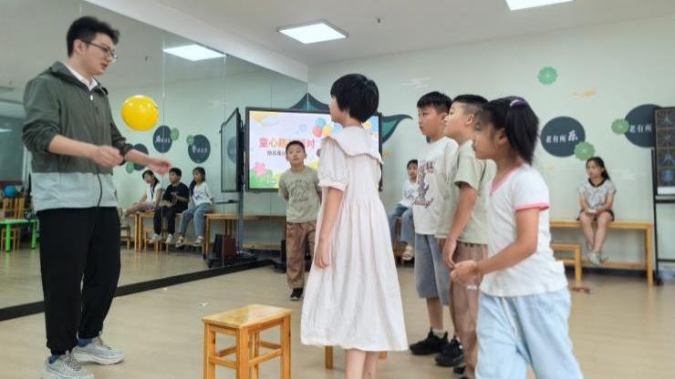 图二 体育课孩子们一起做游戏